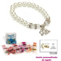 Pulsera de perlas blancas y abalorios con brillantes, y un colgante de elefante