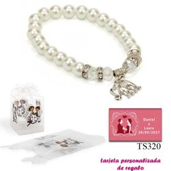 Pulsera de perlas blancas y abalorios con brillantes, y un colgante de elefante