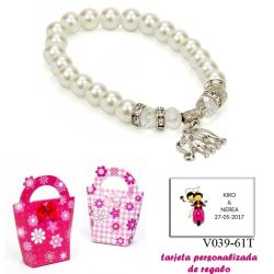 Pulsera de perlas blancas y abalorios con brillantes, y un colgante de elefante