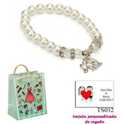 Pulsera de perlas blancas y abalorios con brillantes, y un colgante de elefante