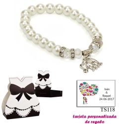 Pulsera de perlas blancas y abalorios con brillantes, y un colgante de elefante