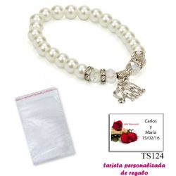 Pulsera de perlas blancas y abalorios con brillantes, y un colgante de elefante