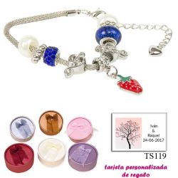 Pulsera con piedras blancas y azul electrico y un colgante de fresa