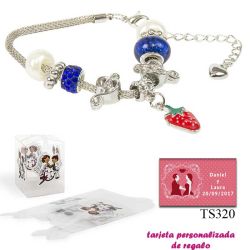 Pulsera con piedras blancas y azul electrico y un colgante de fresa
