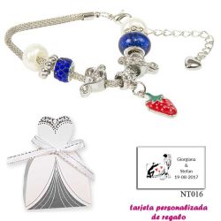 Pulsera con piedras blancas y azul electrico y un colgante de fresa