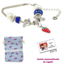 Pulsera con piedras blancas y azul electrico y un colgante de fresa