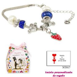 Pulsera con piedras blancas y azul electrico y un colgante de fresa