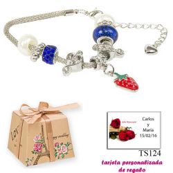 Pulsera con piedras blancas y azul electrico y un colgante de fresa