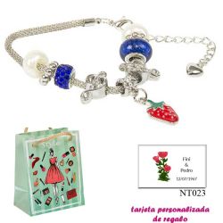 Pulsera con piedras blancas y azul electrico y un colgante de fresa