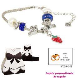 Pulsera con piedras blancas y azul electrico y un colgante de fresa