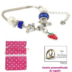 Pulsera con piedras blancas y azul electrico y un colgante de fresa