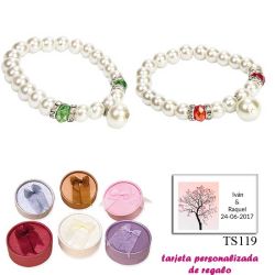 Pulsera de perlas blancas con piedras de colores surtidos en rojo o verde