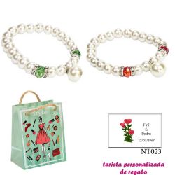 Pulsera de perlas blancas con piedras de colores surtidos en rojo o verde