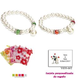Pulsera de perlas blancas con piedras de colores surtidos en rojo o verde