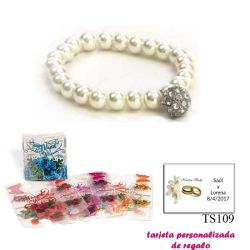 Pulsera de perlas blancas con una bola de brillantes