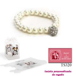 Pulsera de perlas blancas con una bola de brillantes