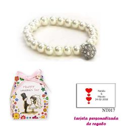Pulsera de perlas blancas con una bola de brillantes