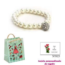 Pulsera de perlas blancas con una bola de brillantes