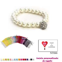 Pulsera de perlas blancas con una bola de brillantes
