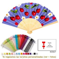 Abanico azul con cerezas rojas y flores blancas, y bolsa de organdil de colores