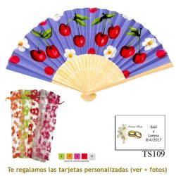 Abanico azul con cerezas rojas y flores blancas, y bolsa de organdil con flores