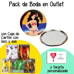 Espejo con mujer en la playa en caja de cartón con lazo y asas