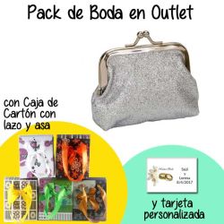 Monedero color plata con hebilla en caja de cartón con lazo y asas