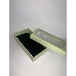 Caja vacía en tono verdes con rectangulo de acetato