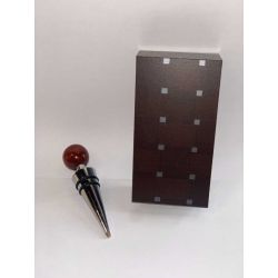 Tapón para vino color marrón en caja de madera